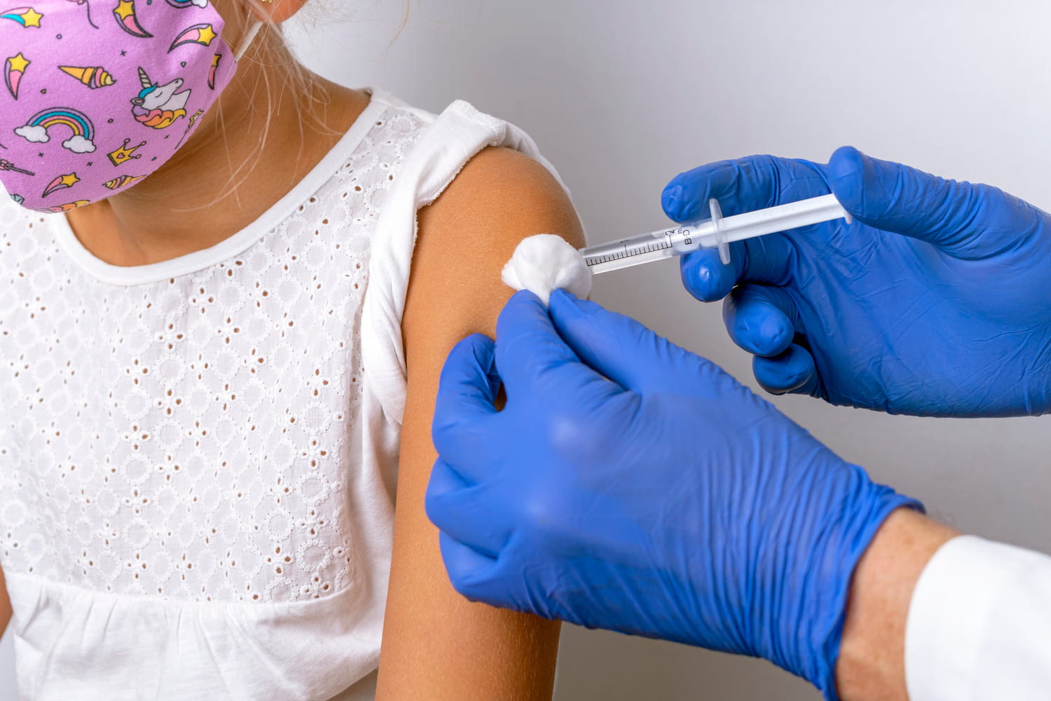 Vaccin Covid aux mineurs : effets secondaires, attestation...