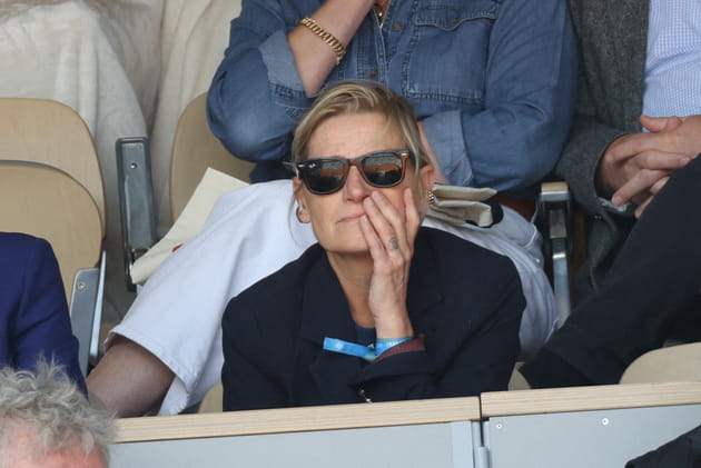 Anne-&Eacute;lisabeth Lemoine rep&eacute;r&eacute;e dans les tribunes de Roland-Garros