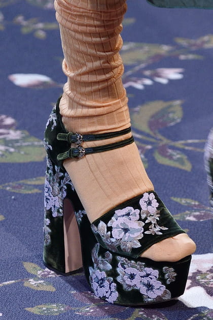 Les sandales sur soquettes du d&eacute;fil&eacute; Rochas