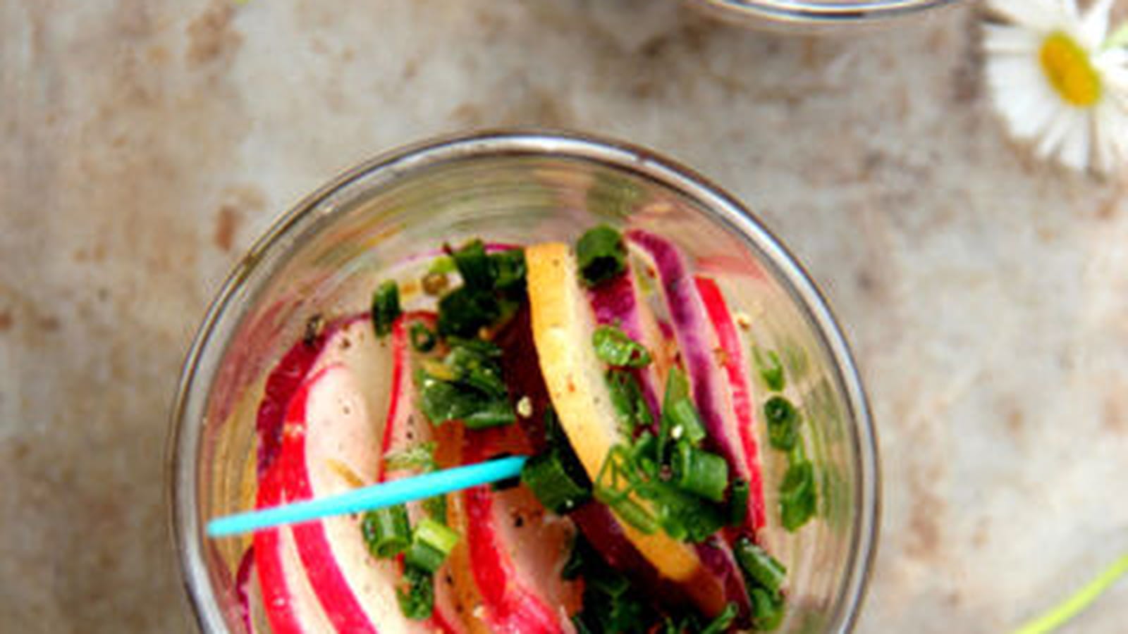 Verrine apéritive de radis multicolores  