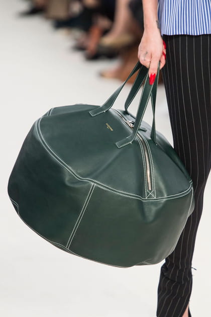 Le sac tambour rond en cuir du d&eacute;fil&eacute; Balenciaga