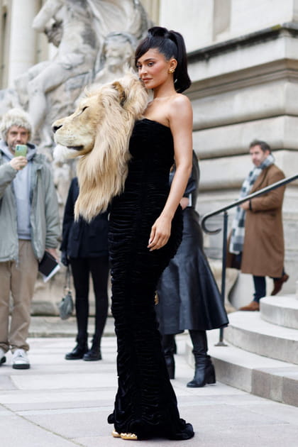 Kylie Jenner en robe noire à tête de lion Schiaparelli