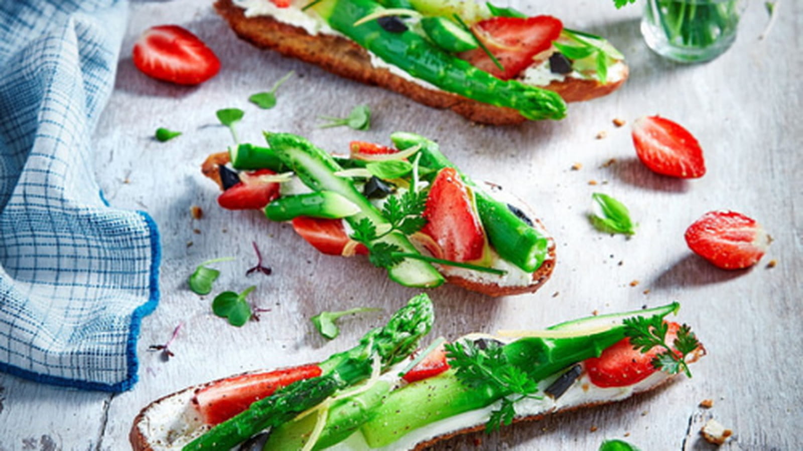 Tartines Carré Frais Bio, asperges vertes et fraises Gariguette