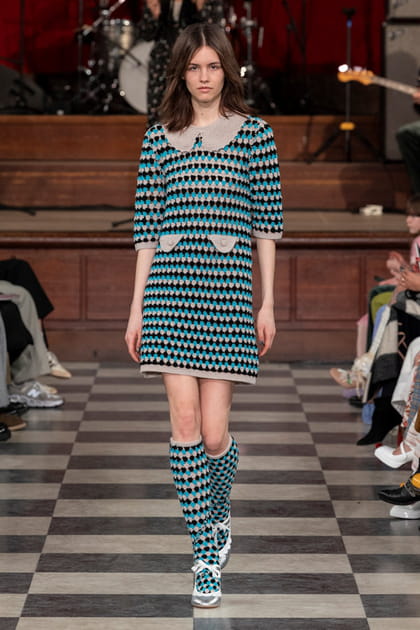 Robe en maille bleue &agrave; col claudine aper&ccedil;ue sur le d&eacute;fil&eacute; Paul & Joe