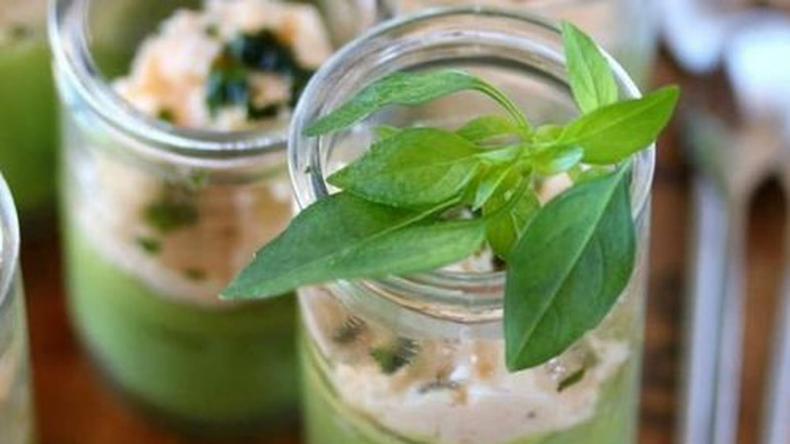 Verrines de mousse d'avocat et sa crème au surimi-crevettes