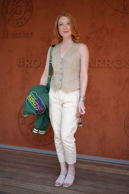 Sarah Stern en veston beige et bomber vert Lacoste