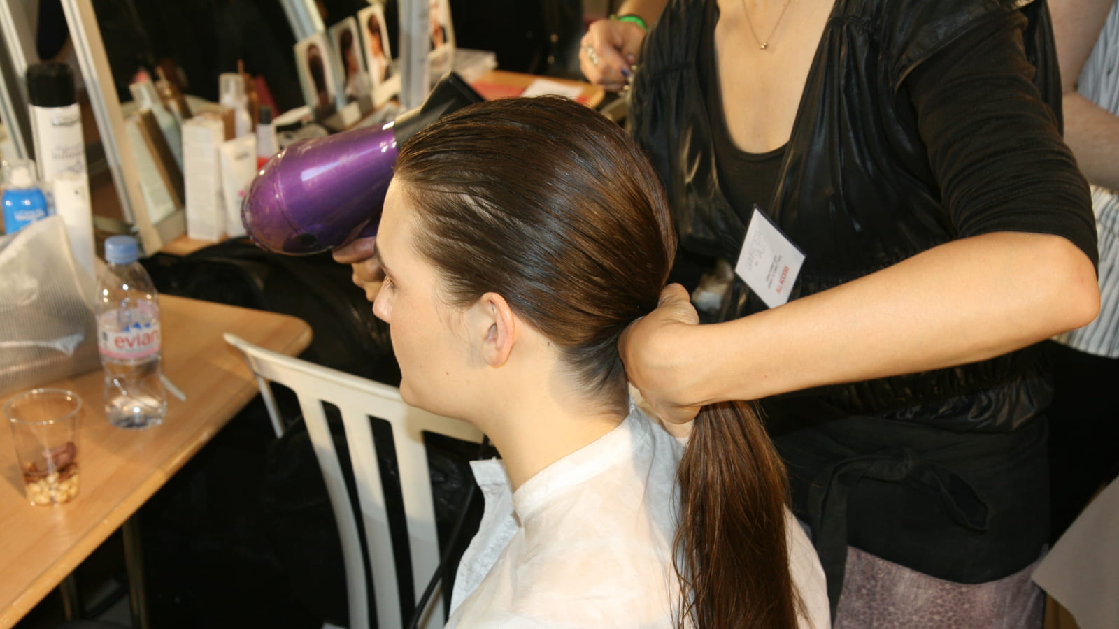 Backstage coiffure défilé Giambatti Valli : halte au wet look