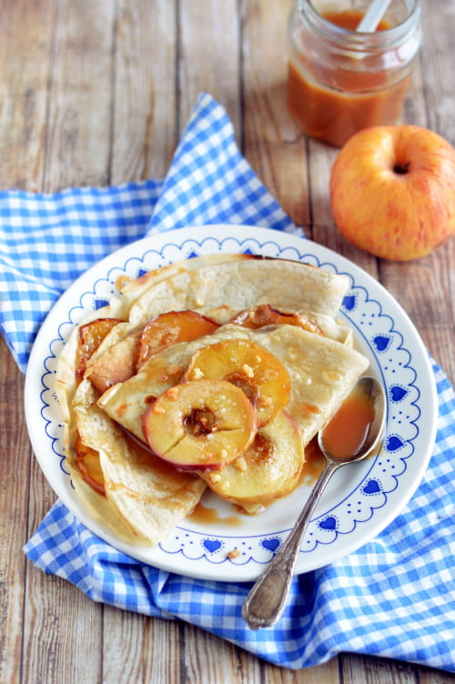 Crêpes aux pommes et au caramel salé