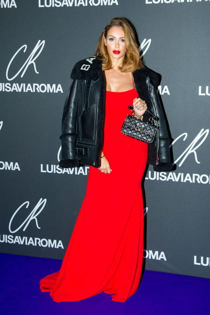 Nabilla Vergara en robe rouge et veste Balenciaga