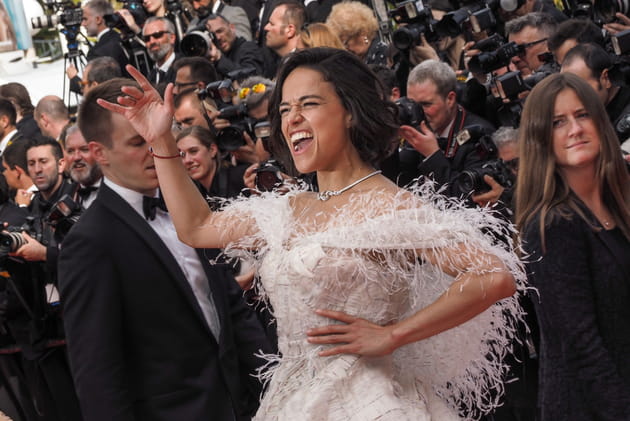 Michelle Rodriguez a une fa&ccedil;on bien &agrave; elle de jouer avec les flashs