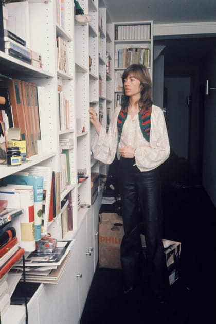 Françoise Hardy en chemise bouffante et gilet coloré