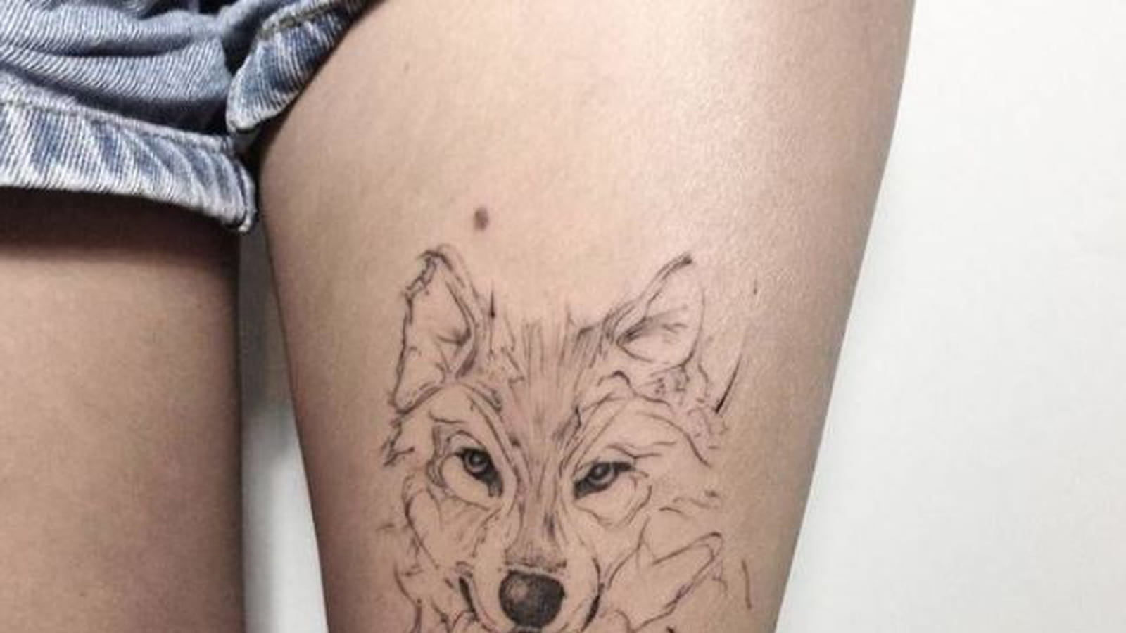 Loup abstrait sur la cuisse