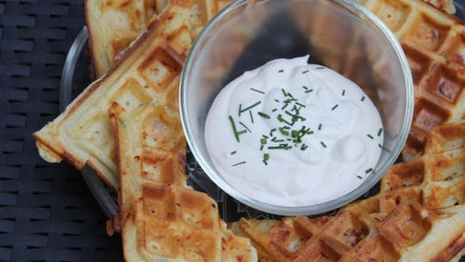 Gaufres jambon, fromage et sauce au fromage blanc