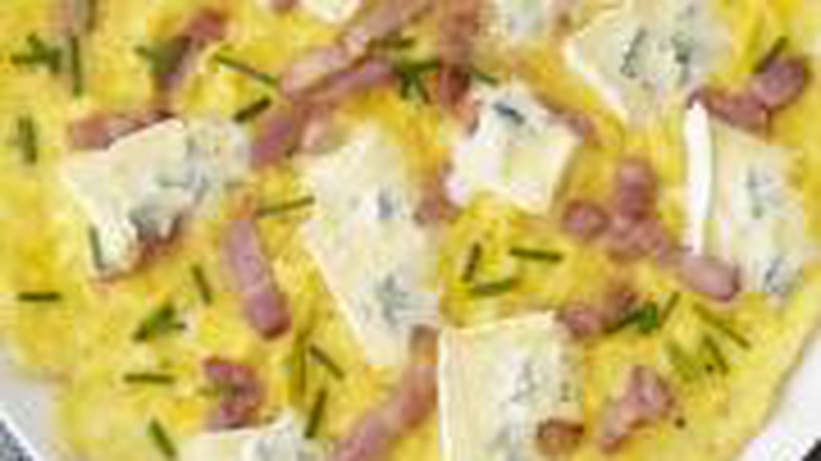 Omelette lardons et ciboulette au Bresse Bleu