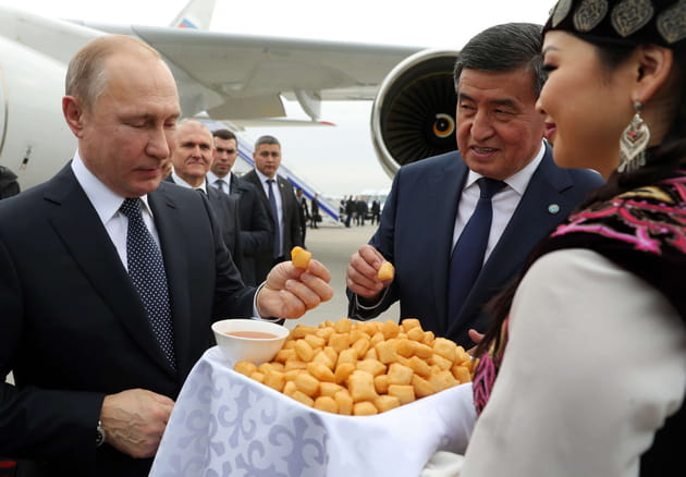 Vladimir Poutine h&eacute;site &agrave; go&ucirc;ter un met traditionnel au Kirghizistan