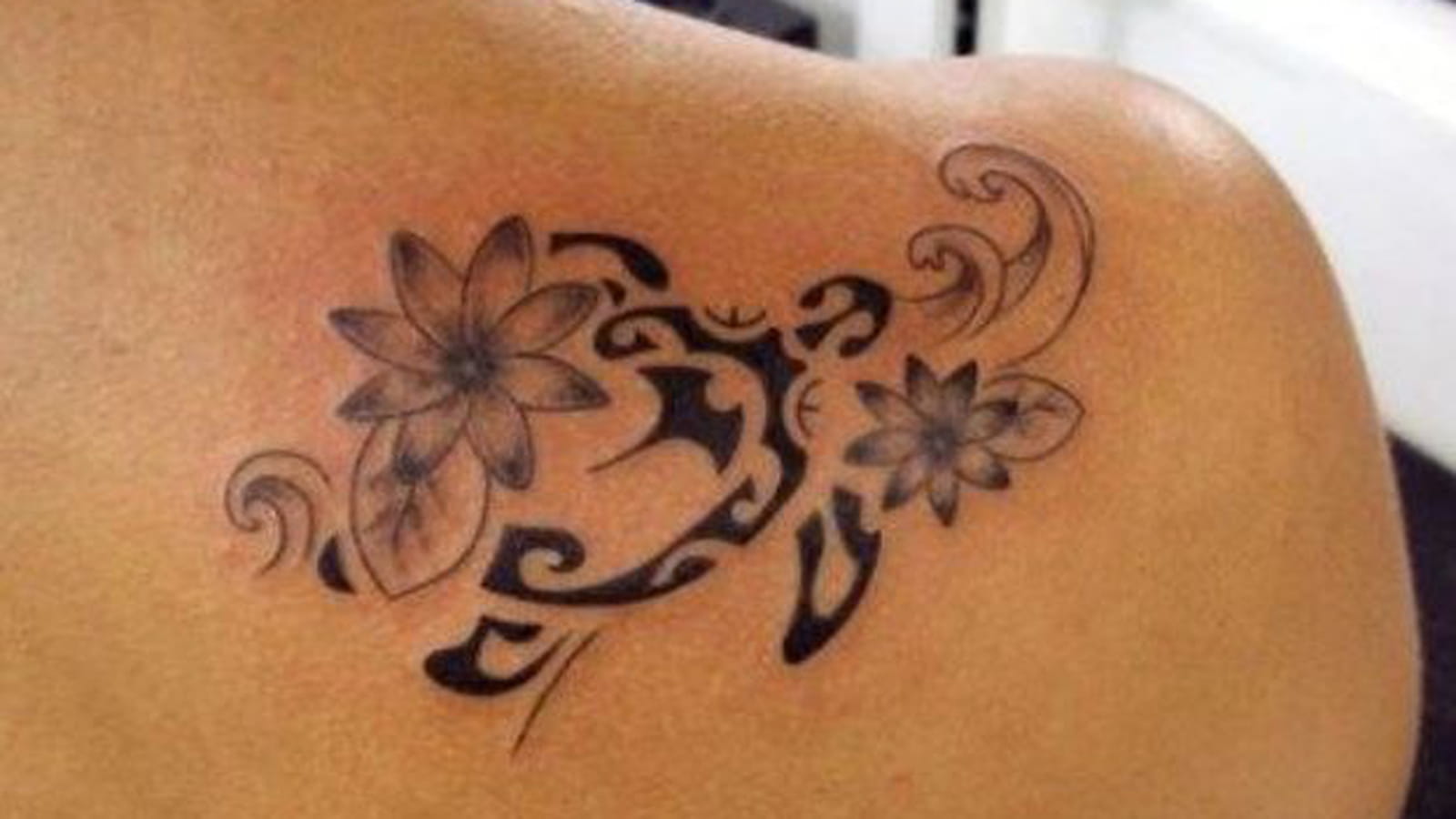 Maori fleuri sur l'omoplate