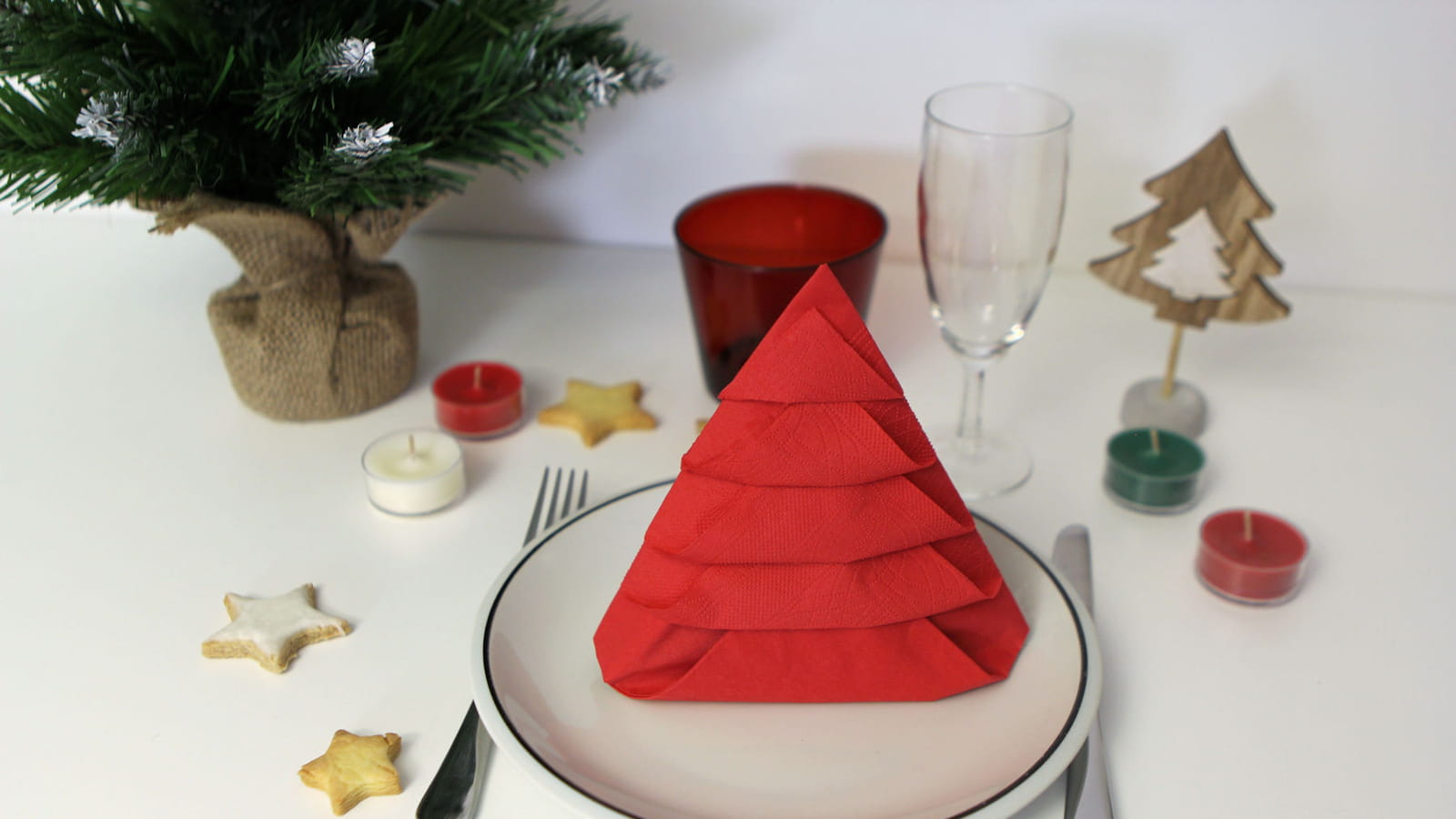 Pliage de serviette sapin debout