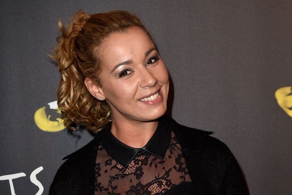 Chim&egrave;ne Badi, jeune fille en fleur avec sa queue de cheval boucl&eacute;e