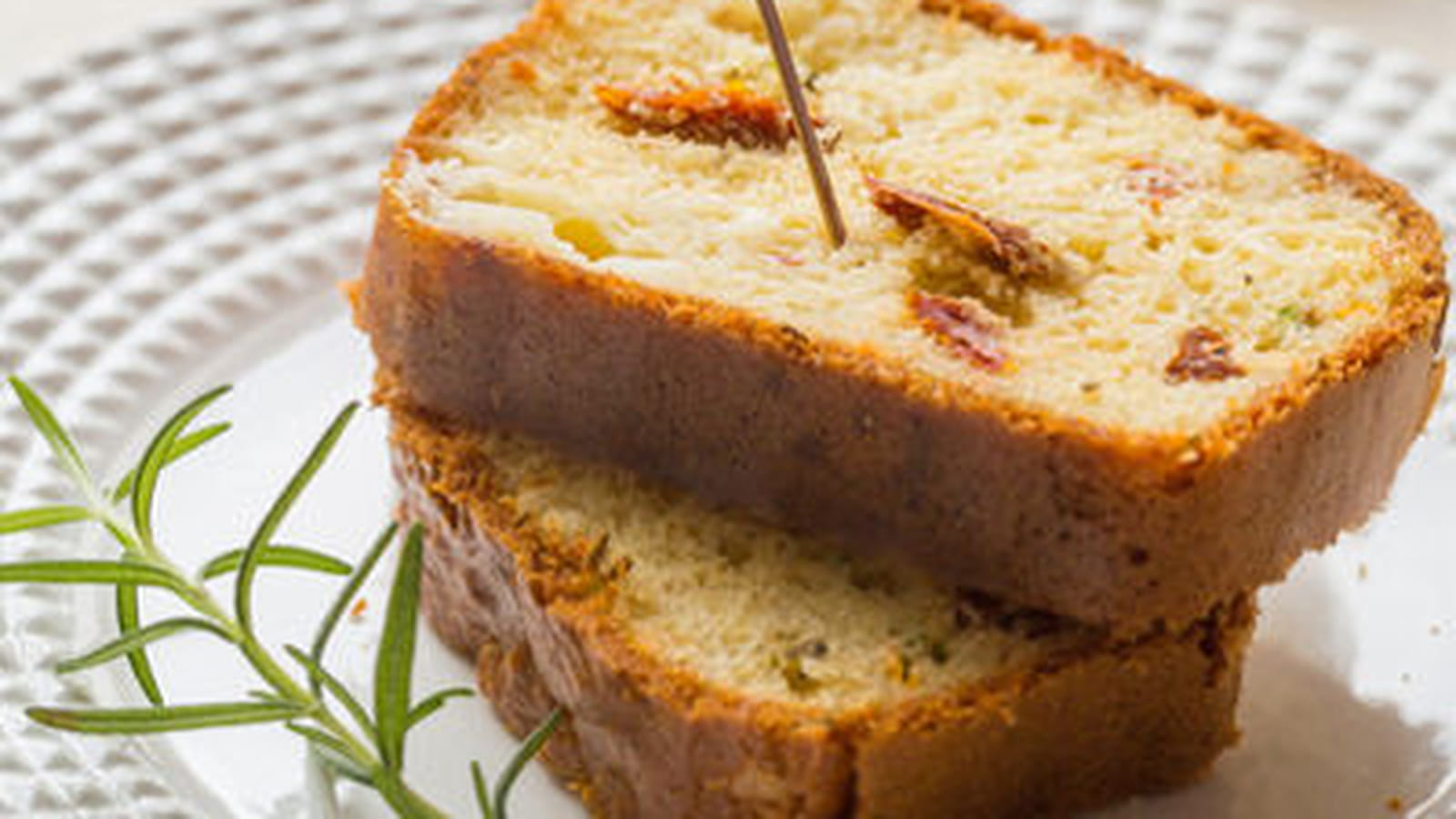 Cake à l'huile d'olive, aux tomates séchées et mozzarella