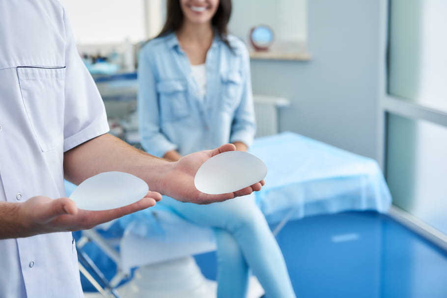 Implant mammaire : taille de bonnet, opération, retrait