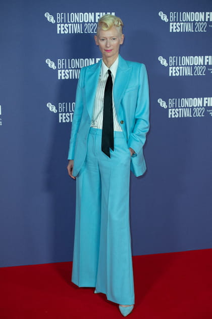 Tilda Swinton en costume cravate bleu
