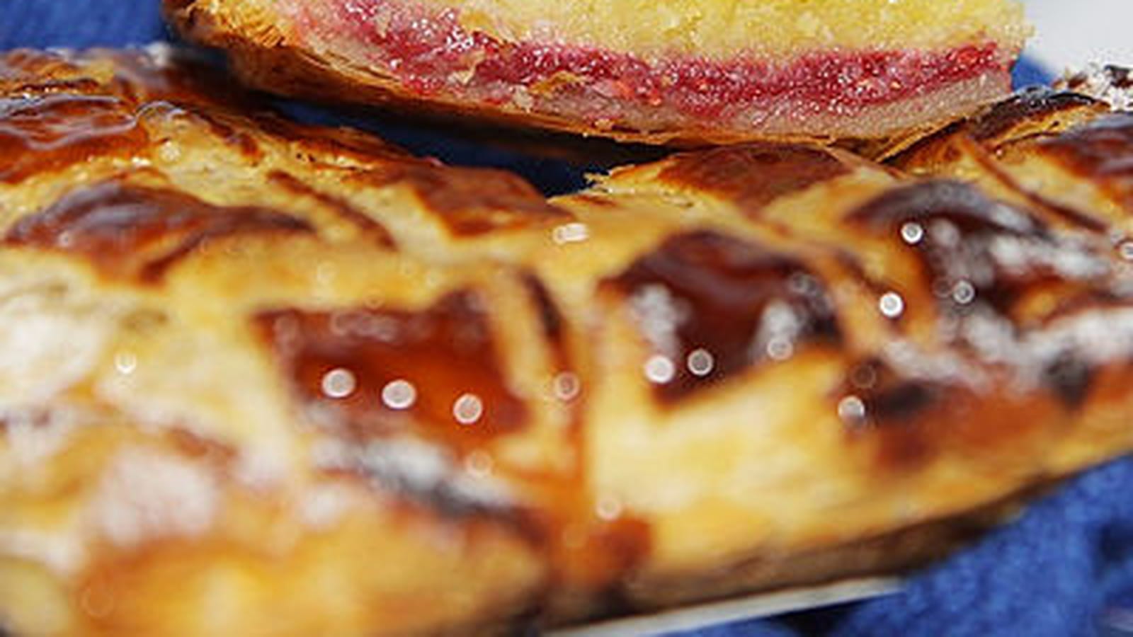 Galette des rois framboise, crème amandine à l'eau de rose et éclats de dragées