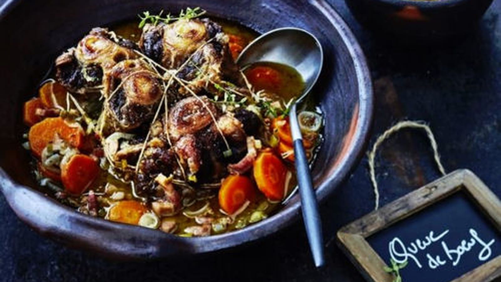 Queue de bœuf braisée et dahl épicé aux lentilles