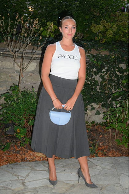 Chloé Jouannet en débardeur et jupe longue grise