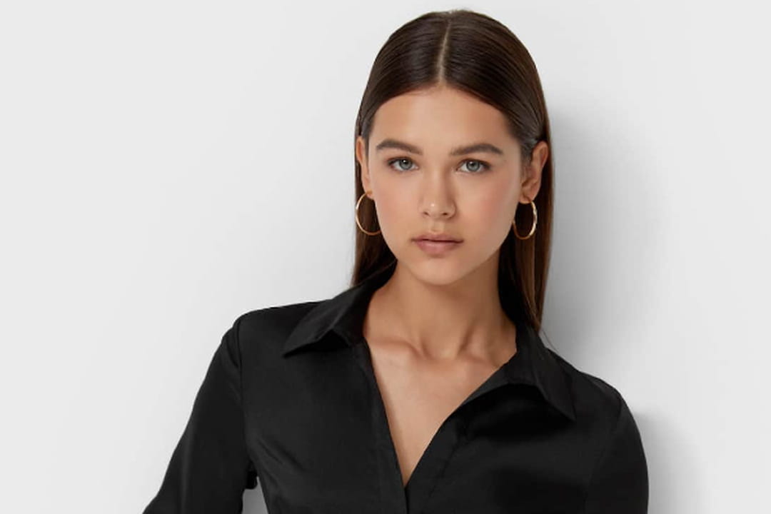Cette robe noire Stradivarius à 35,99 euros sculpte une taille de guêpe