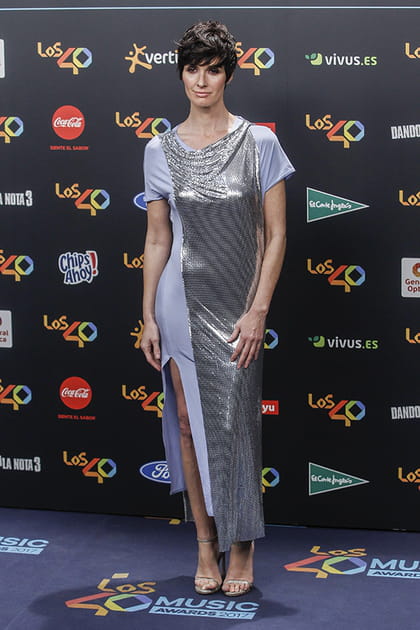 Paz Vega en robe fendue bicolore Paco Rabanne