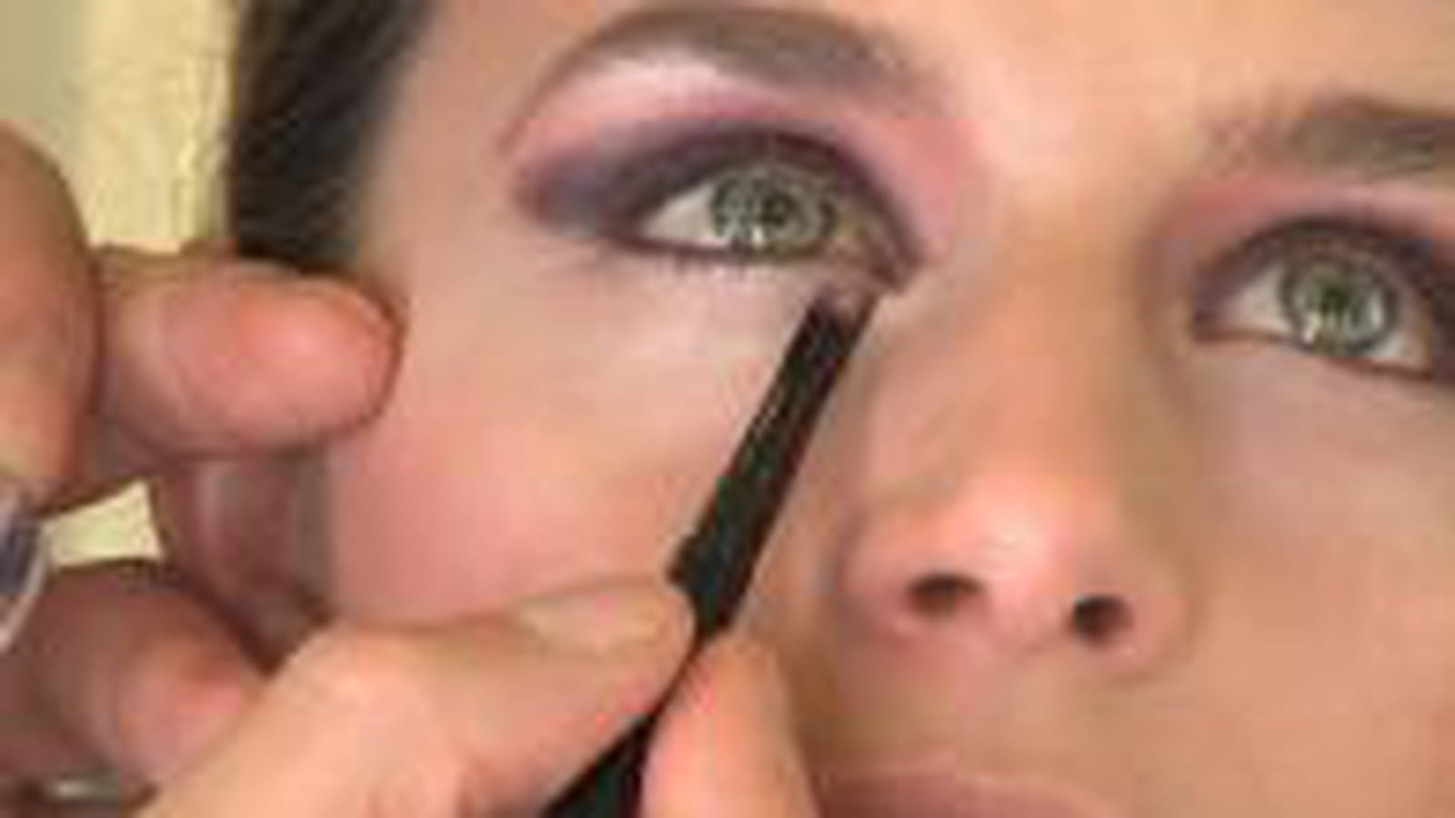 Une ombre pailletée pour souligner le regard