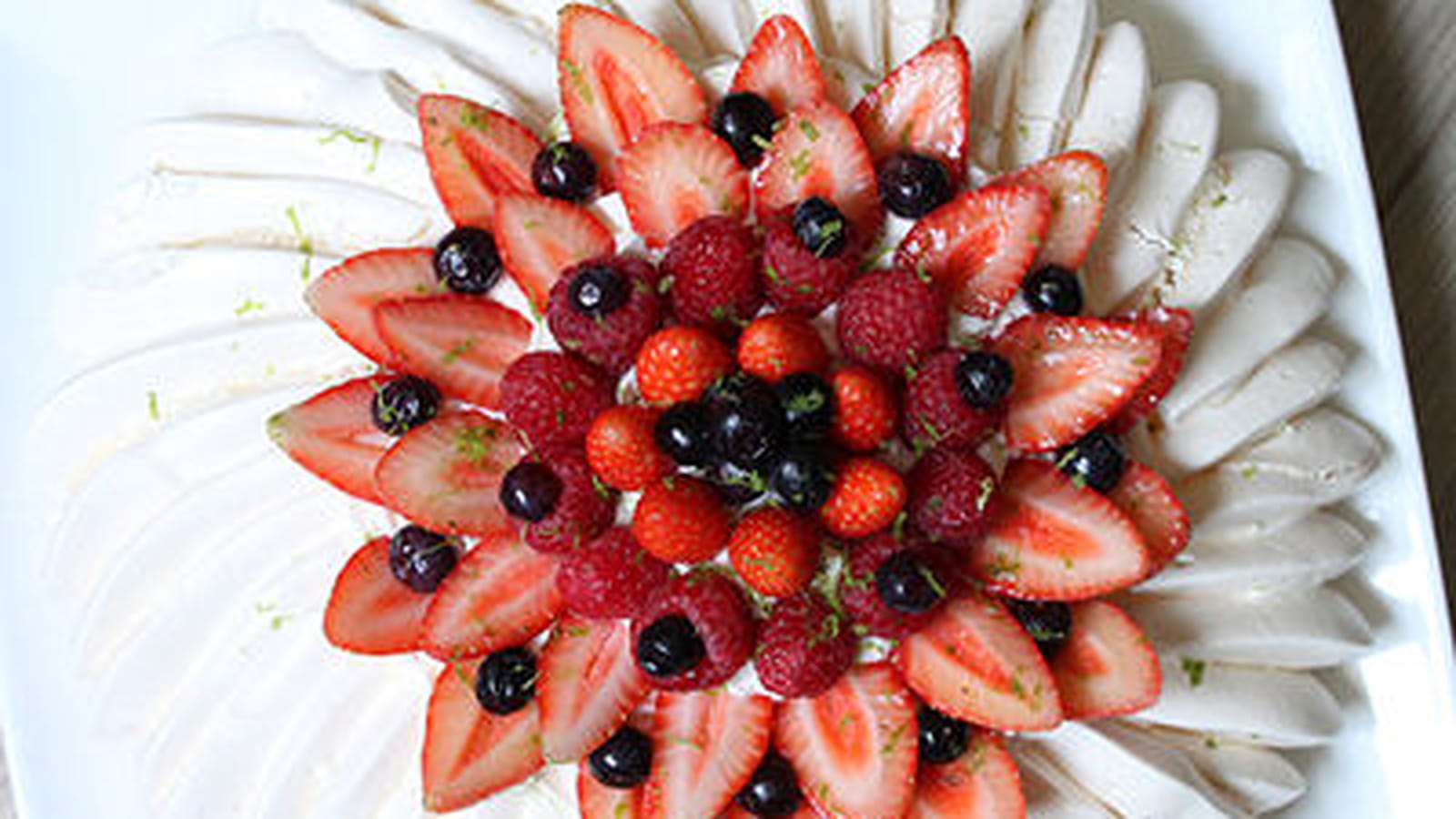 Pavlova géante aux fruits rouges