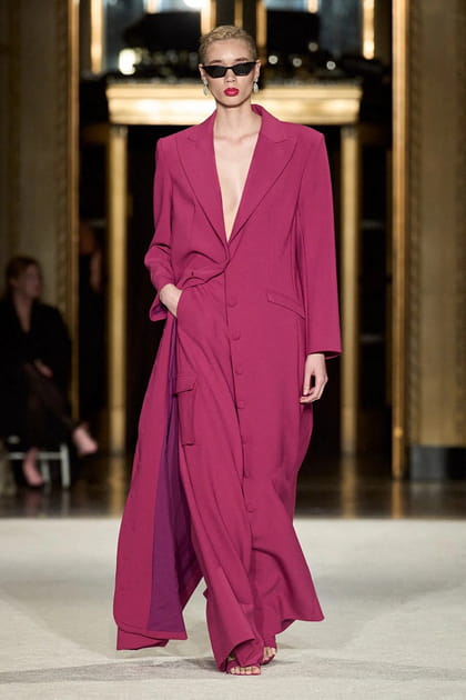 Silhouette Christian Siriano en long manteau violet