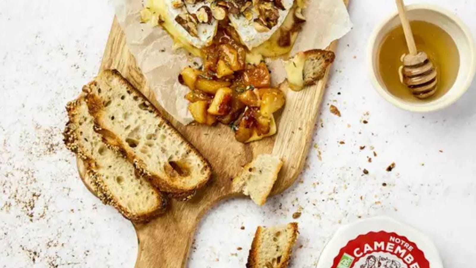 Camembert rôti, aux pommes, poires et fruits secs