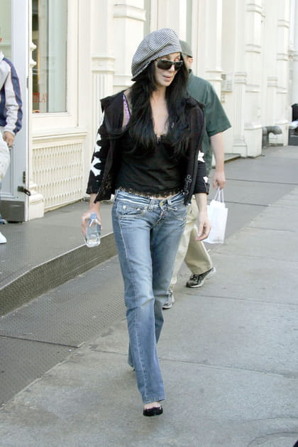 Apr&egrave;s&nbsp;: Cher &agrave; 60&nbsp;ans en jean taille basse et top noir