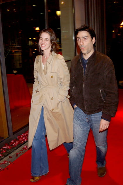 Charlotte Gainbourg en jean pattes d'eph' et trench beige