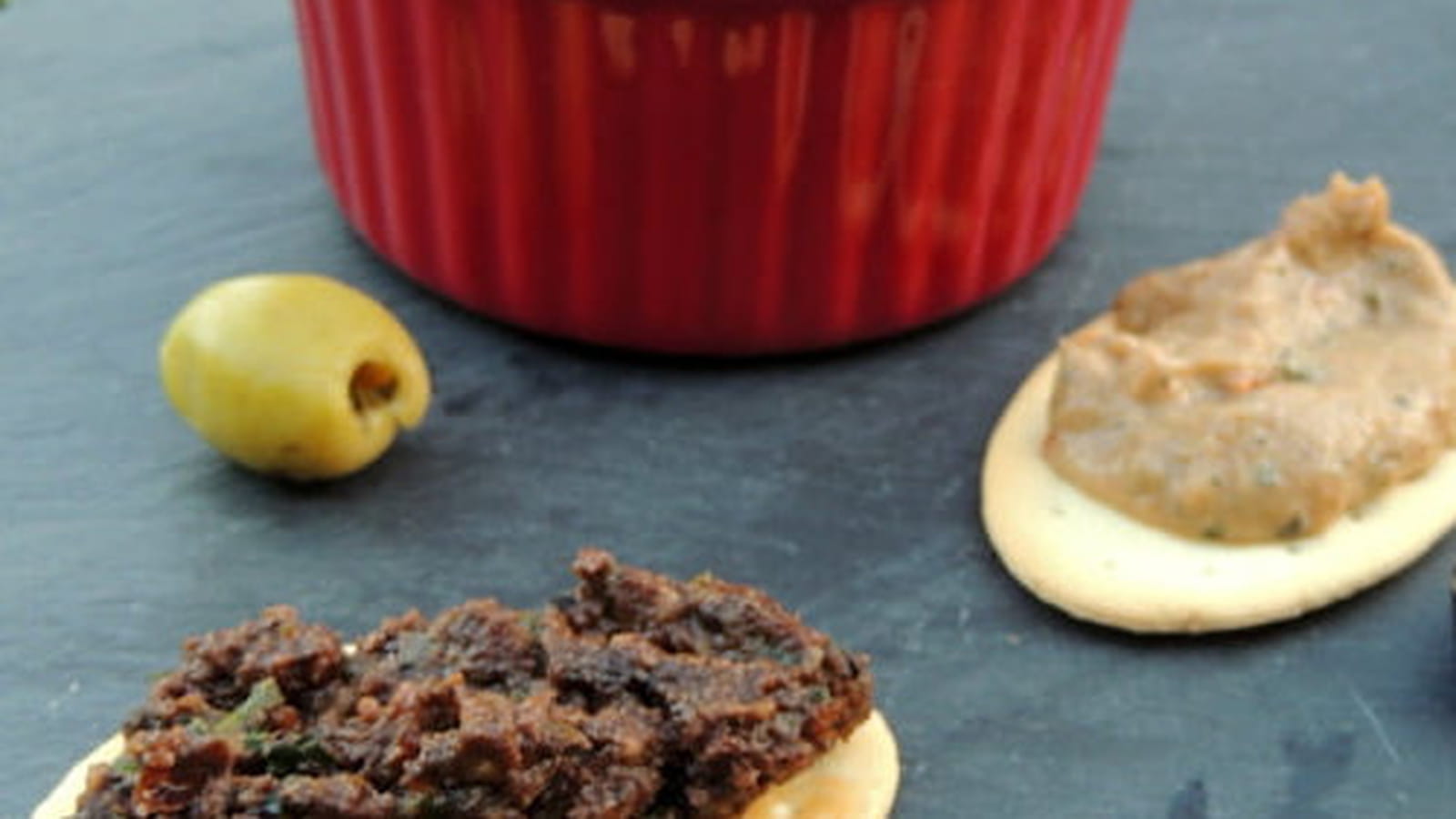 Dips d'olives noires et caviar d'aubergines aux tomates séchées et anchois