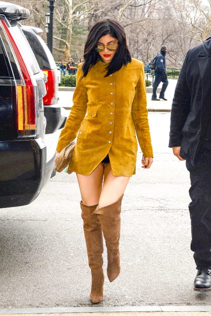 Kylie Jenner en robe moutarde