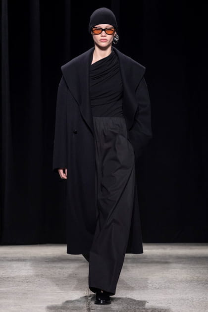 Long manteau noir, top asym&eacute;trique et pantalon oversize aper&ccedil;us sur le d&eacute;fil&eacute; Fforme