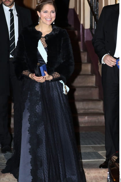 Victoria de Su&egrave;de en robe longue noire et manteau fluffy