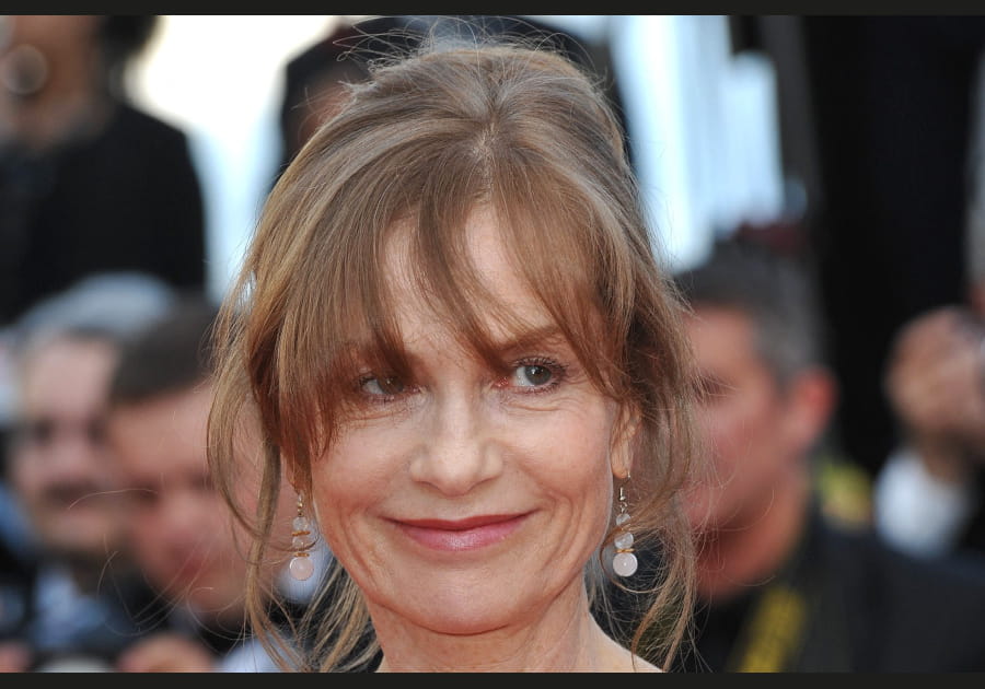 Isabelle Huppert, envo&ucirc;tante avec sa frange longue