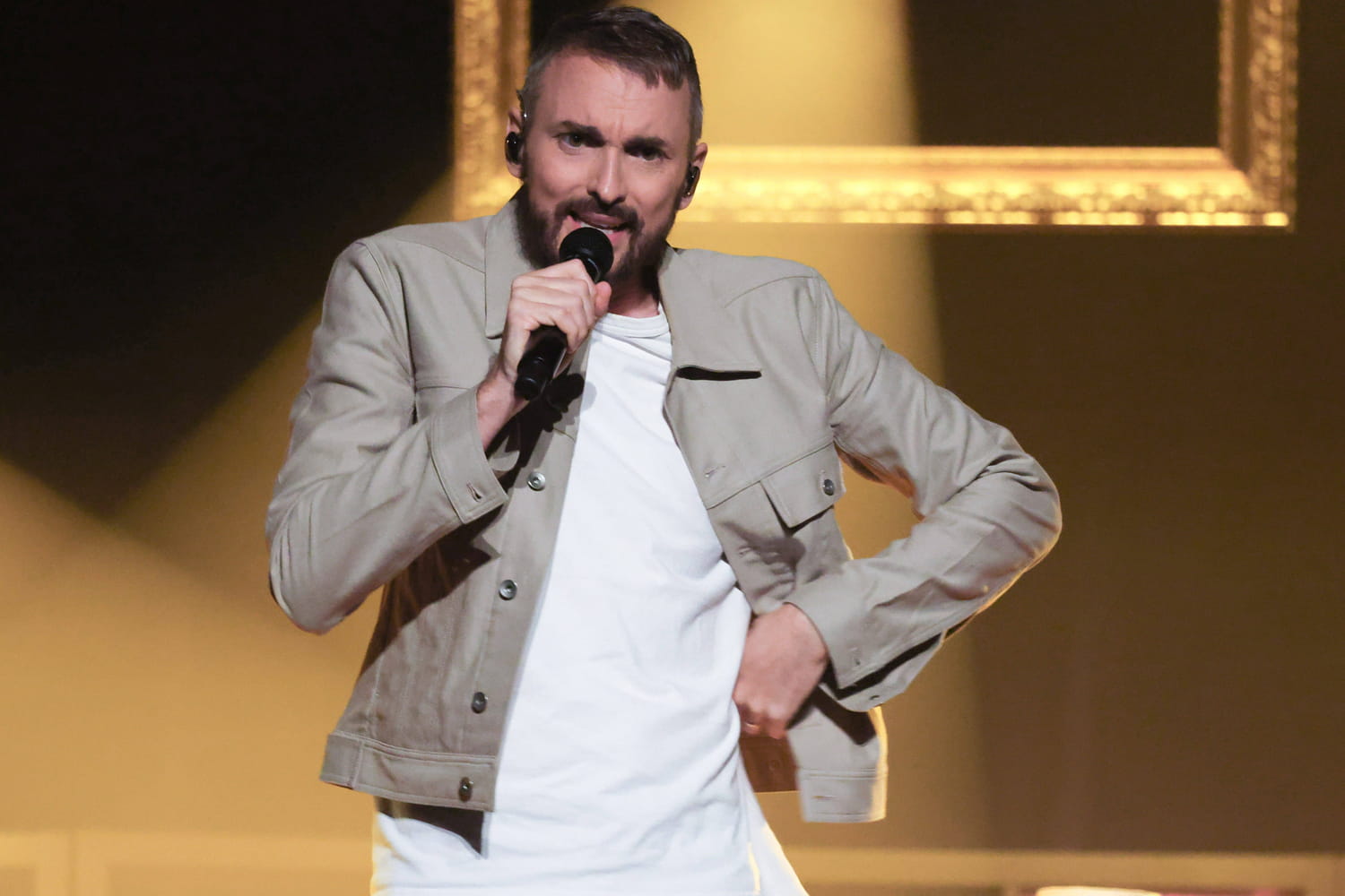 graying mane, big beard… he’s changed a lot, his fans love it! graying mane, big beard… he’s changed a lot, his fans love it!