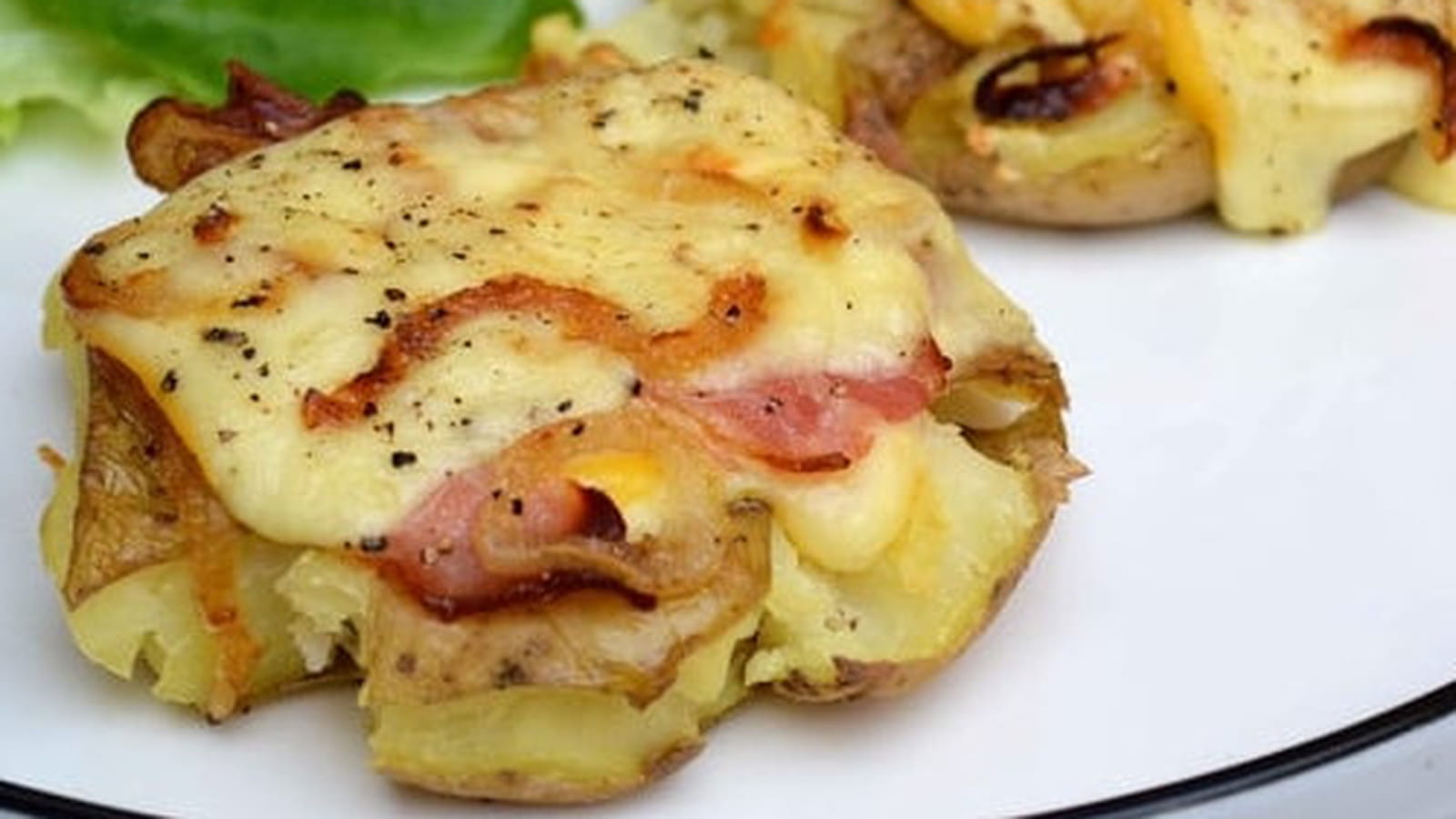 Pommes de terre tapées au fromage à raclette, lard fumé et oignons grillés