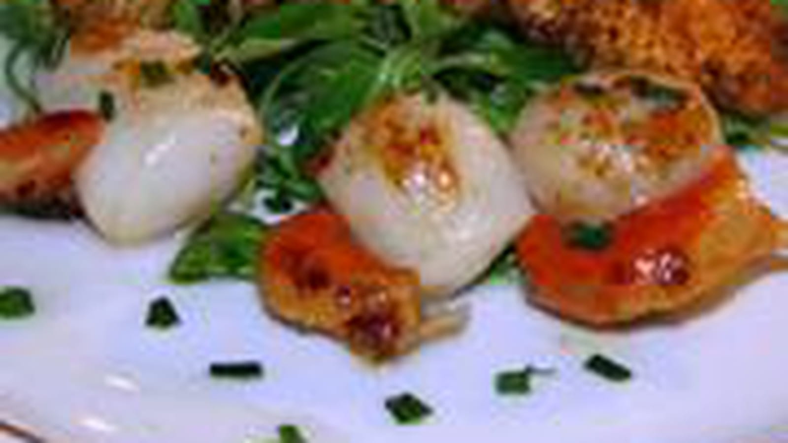 Noix de St-Jacques aux huîtres plates panées, salade au miel et Saké