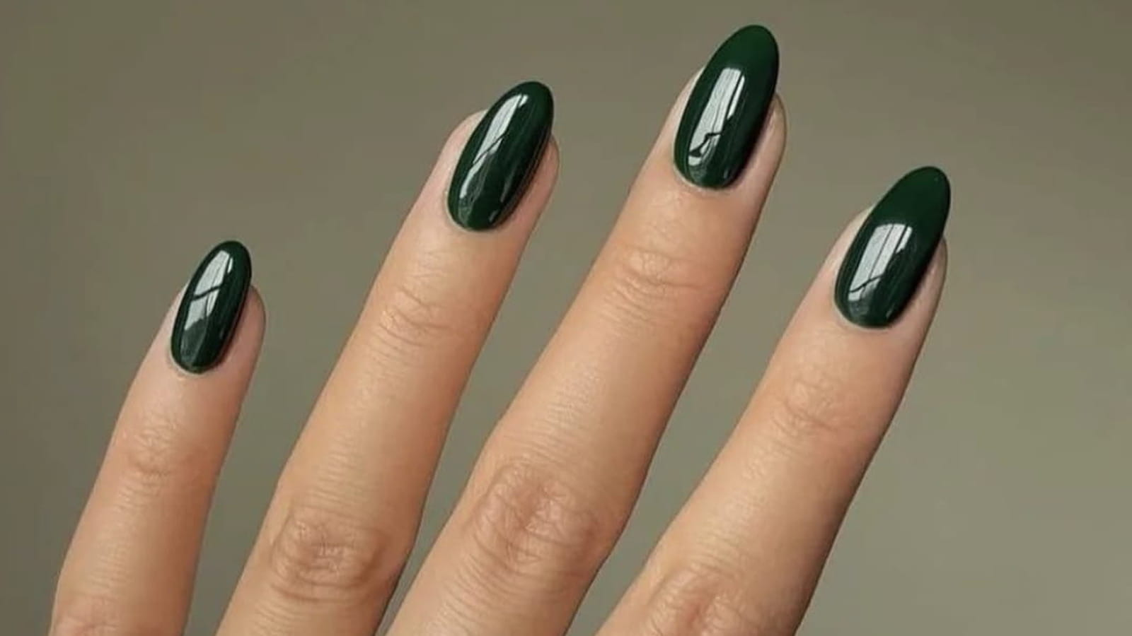 Manucure vert mousse 
