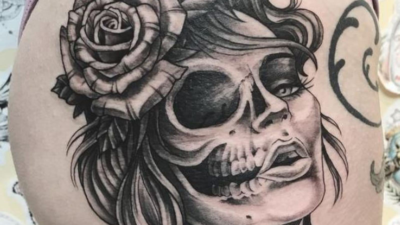Tête de mort et visage féminin sur la hanche