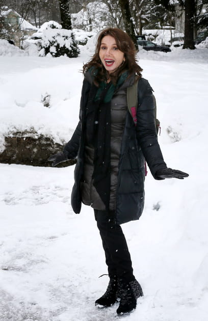 Victoria Abril en manteau matelass&eacute; noir