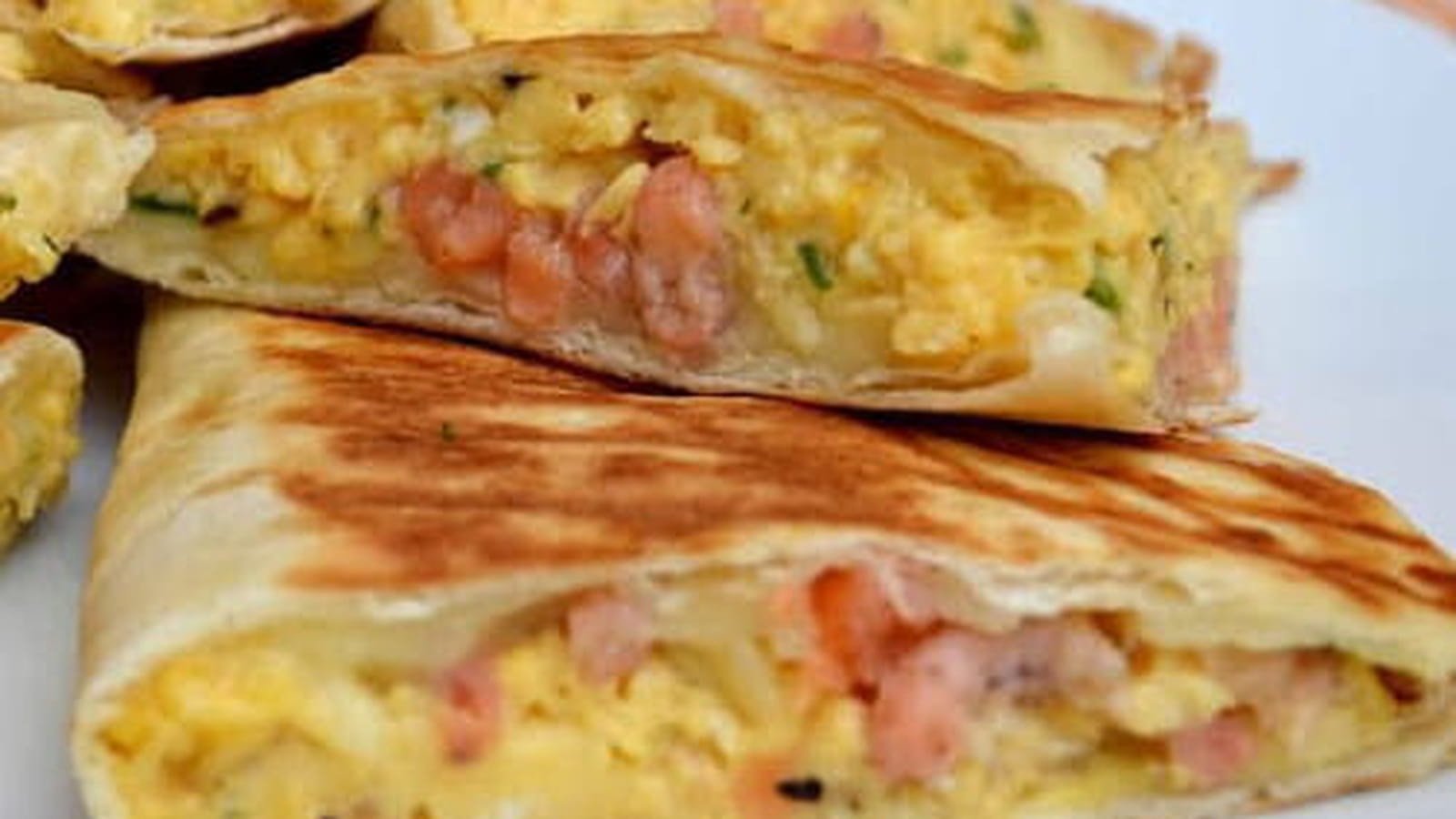 Quesadillas aux oeufs brouillés, saumon fumé et crevettes grises