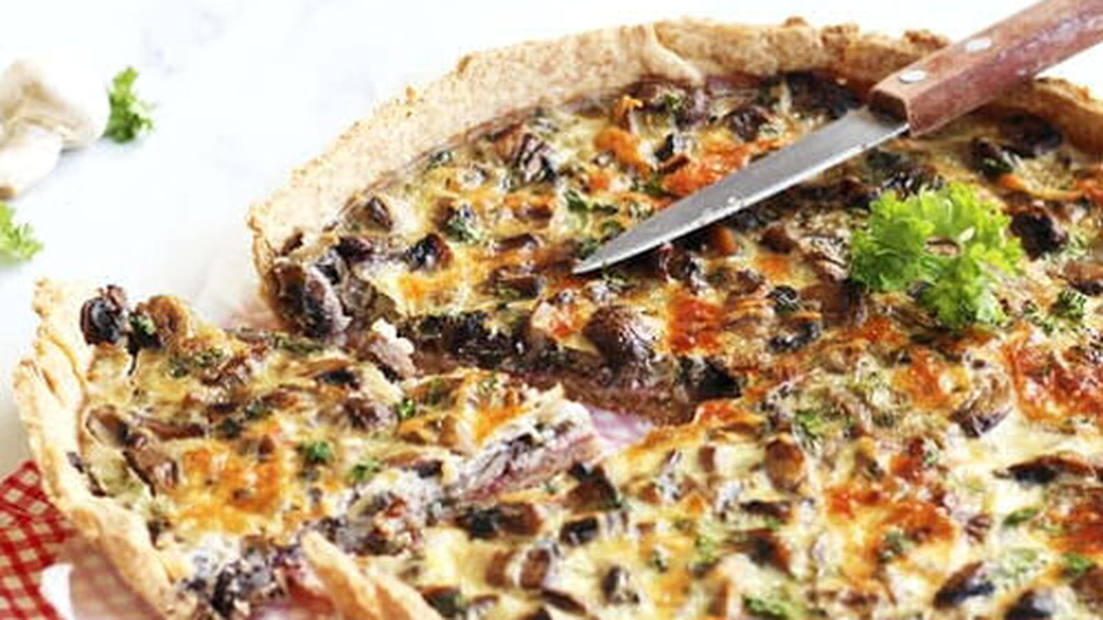 Quiche aux champignons, jambon et persil