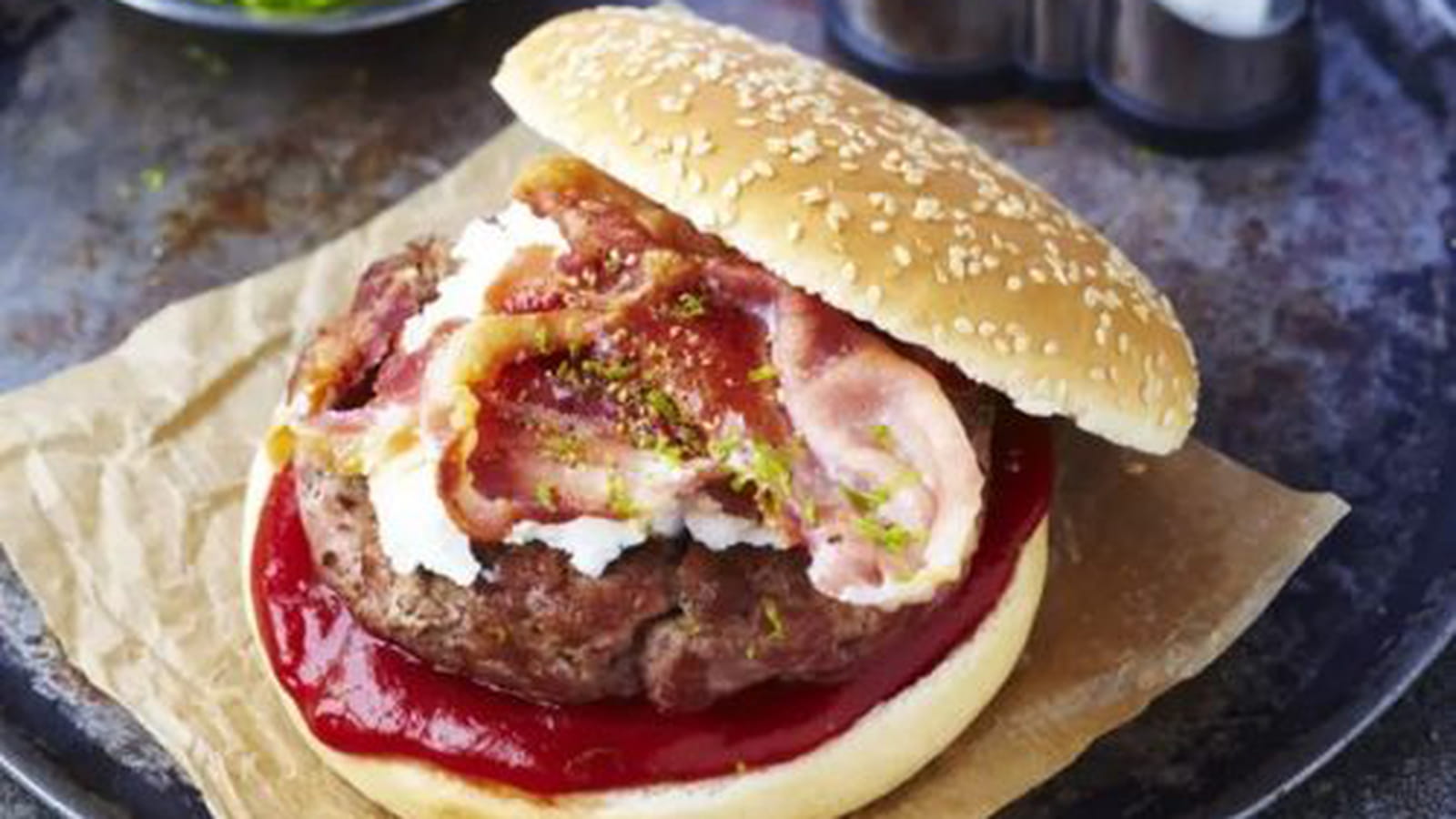 Burgers d'agneau au chèvre et au bacon